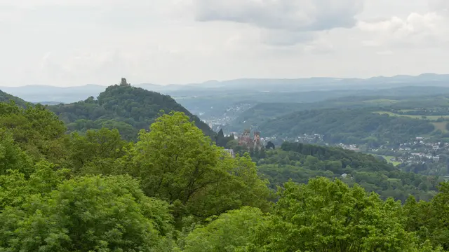 Vom Drachenfels im Siebengebirge bis zu den Rekultivierungsflächen im Braukohle-Revier: Mit der geplanten Zusammenarbeit der beiden Naturparke entsteht ein großer gemeinsamer Erholungsraum. | Foto: Aleksandra/stock.adobe.com