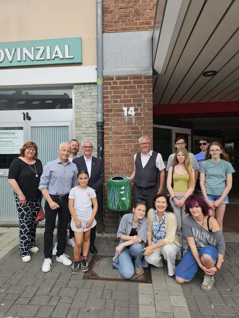 Gemeinsam mit ihrer Kursleiterin präsentieren Teilnehmer eines Kunstkurses der Brühler Kunst- und Musikschule einen der neu gestalteten Papierkörbe in der Innenstadt. Weitere Behälter sollen folgen. Die Idee dazu hatte Bürgermeister Dr. Marc Prokop.  | Foto: Stadt Brühl