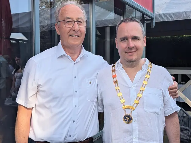 Ämterwechsel bei dem Rotary Club Bornheim: Gerhard-Josef Brühl (links) überreichte die Präsidentenkette seinem Nachfolger Benjamin Loosen. | Foto: Frank Engel-Strebel