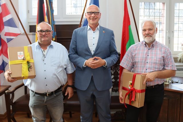 Für ihre langjährige, ehrenamtliche Mitarbeit dankt Bürgermeister Sebastian Glatzel (M.) den beiden Ratsmitgliedern Reiner Jansen (l.) und Bernhard Chrysanthus Ohlert (r.).  | Foto: Mager Stadt Bade Münstereifel