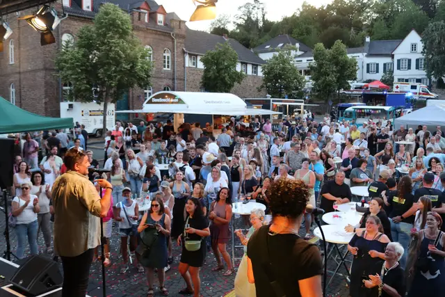 Die Besucher auf dem Klosterplatz tanzten und sangen zur Musik der Bands auf der Bühne.  | Foto: Mager/Stadt Bad Münstereifel