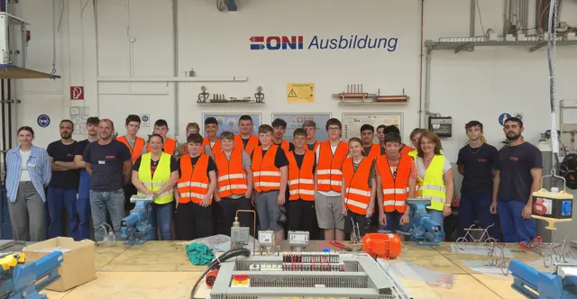 Lara Teuner und Thorben Struth (ONI) begrüßten die Lindlarer Hauptschülerinnen und Hauptschüler zur Berufsfelderkundung.  | Foto: OBK