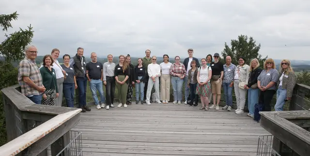 Gruppenfoto auf dem Baumwipfelpfad im Naturerlebnispark Panarbora in Waldbröl.  | Foto: OBK