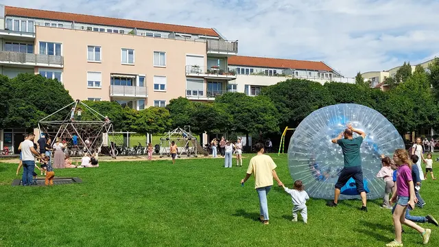 Zahlreiche Mitmachstationen, abwechslungsreiche Angebote und viele Attraktionen sorgen für beste Sommerlaune und machen den Nachmittag zu einem besonderen Ferienerlebnis.  | Foto: Stadt Hürth