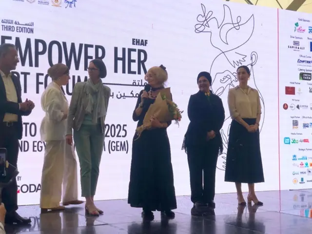 Bei der Preisverleihung des EHAF 3 im Grand Egyptian Museum in Kairo (von links): Museumsdirektor Dr. Ahmed Ghoneim, Artoday-Geschäftsführerin Shereen Badr, Annette Klein, Geschäftsträgerin der Deutschen Botschaft in Kairo, sowie zwei weitere Gäste.  | Foto: Frauenmuseum
