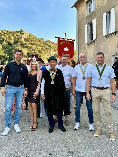 Das 60. Olivenfest mit dem traditionellen Festumzug „Repas des Olivades“ bildete den Höhepunkt von Michael Fingels (l.) Antrittsbesuch. Neben ihm, v. l. n. r., Manuela Holtmeier, Jaques Pipard aus Nyons, Peter Schweikert-Wehner, Wilfried Hamacher und Andreas Sack.  | Foto: Privat/pp/Agentur ProfiPress