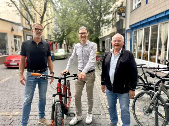 Veloland-Geschäftsführer Frank Breuer, Trompeter und Gewinner Sandro Hirsch, ADFC-Aktiver Bernhard Meier (v.l.n.r.).  | Foto: ADFC/Axel Mörer