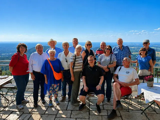 Pause auf der Aussichtsterrasse am „Ölberg“.  | Foto: Rainer Sülzer
