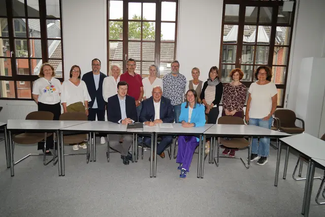 Im Sitzungssaal des Alten Rathauses unterzeichneten die Partnerinnen und Partner den Rahmenvertrag zum Offenen Ganztag.  | Foto: Stadt Frechen