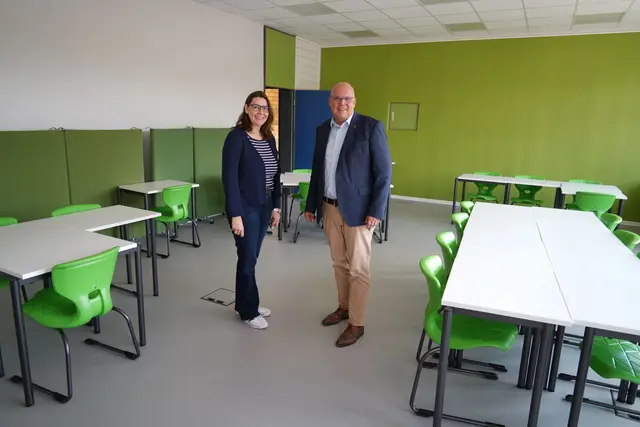 Schulleiterin Daniela Gußmann führte Frechens Bürgermeister Uwe Tietz durch die Räume am Nell-Breuning-Berufskolleg.  | Foto: Stadt Frechen
