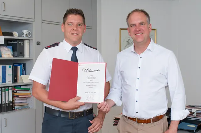 Bürgermeister Dirk Breuer überreichte Sebastian Müller seine Beförderungsurkunde.  | Foto: Stadt Hürth/Giuseppe Piliero
