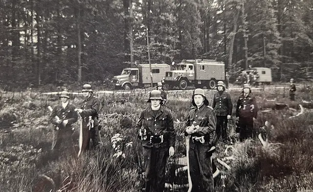 Schon vor Jahrzehnten beteiligten sich Lannesdorfer Feuerwehrleute bei der Bekämpfung von Vegetationsbränden.  | Foto: Repro: AS