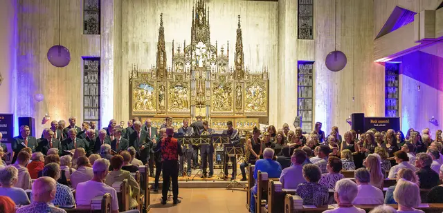 Finale eines grandiosen Konzert-Events für gute Zwecke: Gemeinsam mit ihren musikalischen Gästen aus Großbritannien und aus Österreich begeisterten die German Winds bei dem von den Funken präsentierten „Benefiz Orchester Festival“ mit einem ganz besonderen Musik-Erlebnis.  | Foto: Funken