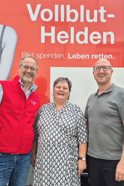 Gut gelaunt für den guten Zweck: (v. l.) der DRK-Kreisgeschäftsführer Rolf Klöcker, die Caritas-Vorstandssprecherin Ute Stolz und der Schleidener Bürgermeister Info Pfennings zogen an einem Strang, um benötigte Blutspenden in Schleiden zu sammeln.  | Foto: Privat/pp/Agentur ProfiPress