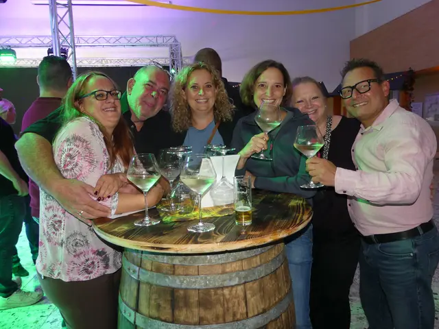 Ausgelassen feierten die Gäste beim Weinfest – und die gute Laune steckte an.  | Foto: Gast