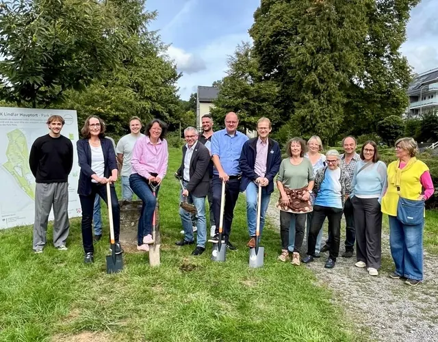 Mit dem ersten Spatenstich haben die Arbeiten zur Umgestaltung des Park Plietz im Lindlarer Ortskern begonnen. | Foto: Ortsteilmanagement Lindlar.