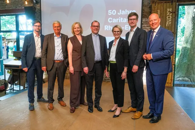 Schauten  bei  der  50-Jahr-Feier  der  Caritas  Rhein-Erft  gemeinsam  zurück  und  nach  vorne  (von  links):  Moderator Ralph Erdenberg, Festredner Wolfgang Bosbach, Caritas-Vorstandsvorsitzende  Dr.  Petra  Rixgens,  Kreisdechant  Hendrik Hülz, Caritas-Vorständin Kirsten Hols, Matthias Schmitt, stell-vertretender  Diözesan-Caritasdirektor  der  Caritas  für  das Erzbistum Köln, sowie Landrat Frank Rock.    | Foto: Ansgar Bolle