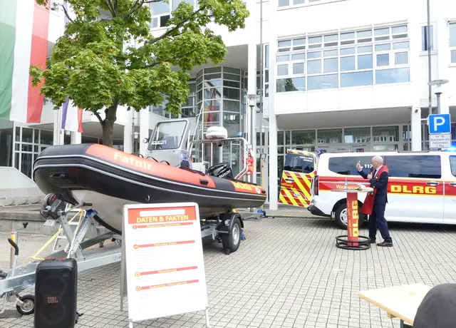 Pfarrer Markus Hoitz, leitender Pfarrer der pastoralen Einheit Siebengebirge, segnete das Rettungsboot „Fafnir“, den neuen Gerätewagen und die Menschen, die sie bedienen werden. | Foto: Gast