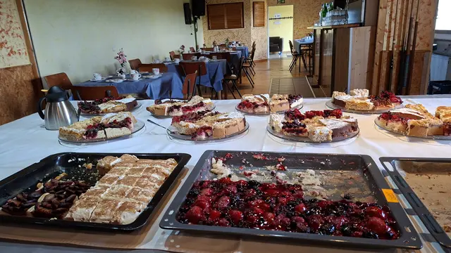 Das Kuchenbuffet steht bereit.  | Foto: Claudia Höller