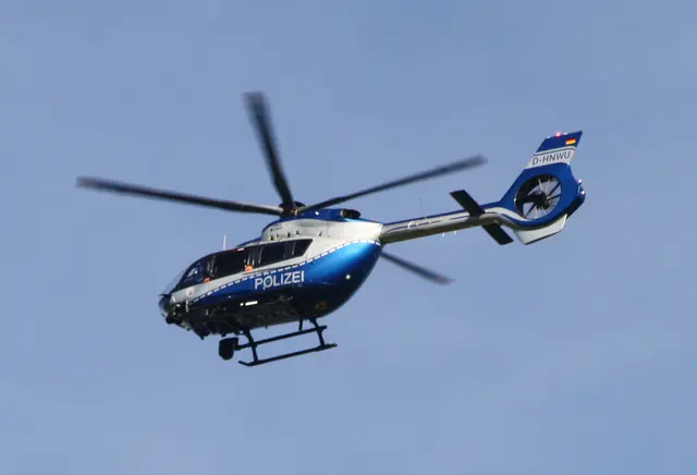 Bei der Fahndung nach einer mutmaßlichen Einbrecherin kreiste am Mittwochvormittag ein Polizeihubschrauber über Urfeld. | Foto: Montserrat Manke