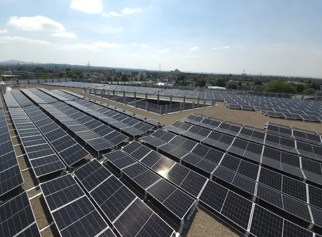 Die Solaranlage auf dem künftigen Gründach der Hochgarage Haufeld in Siegburg.  | Foto: Wi SOLAR_s_