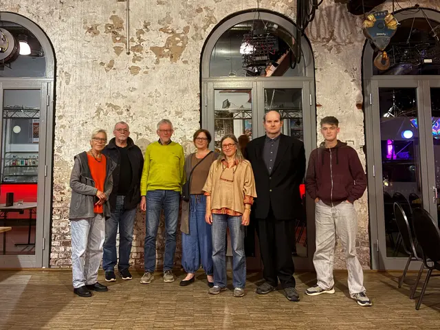 Der KIWi-Vorstand v. l.: Carola Henke (Beisitzerin Presse), Michael Patt (Kassenprüfer), Rainer Land (Schriftführer), Dr. Jutta Biskup (Beisitzerin), Lena Sabine Berg (KIWi-lit!), Tomas Weber (2.Vorsitzender), Phil von den Outdoor Brothers als Gast. Nicht im Bild: Ingrid Klüser-Volkmer und Peter Holtz. | Foto: Phil/Outdoor Brothers