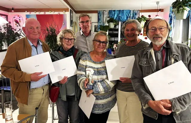 Von l. n. r.: Klaus Kuttig, Christina Klotz, Birgit Adeyemi, Ursula Niewöhner, Manfred Engel. Hinten: Frank Ludwig. | Foto: Jägerhof eG