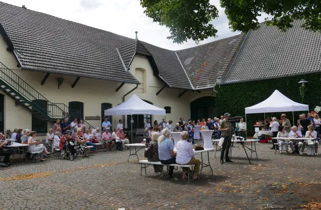 Noch im Sommer 2025 feierte der Kunstverein Wesseling sein 40-jähriges Bestehen im Schwingeler Hof. Nun sucht der Verein dringend Nachfolger für die Vereinsspitze. Ohne neue Vorsitzende droht zum Jahresende die Auflösung. | Foto: Anita Brandtstäter