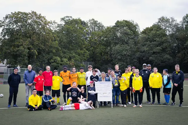 Bei der Spendenübergabe an das Team Bananenflanke Bonn/Rhein-Sieg: Zur Silberhochzeit haben Elke Apelt und Dieter Werth 2.725 Euro für den inklusiven Fußballverein gesammelt.  | Foto: Team Bananenflanke