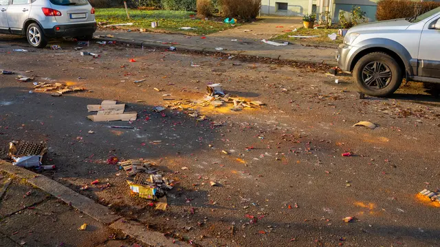 Vor den Haustüren der Bürger entstehen in der Silvesternacht oft die größten Abfallberge. Eine Bürgerbeteiligung zum Thema „Böllerverbot“ soll es durch die Stimmen von CDU, SPD, BBB, Volt und AfD in Bonn trotzdem nicht geben.  | Foto: Norbert Kiel / stock.adobe.com
