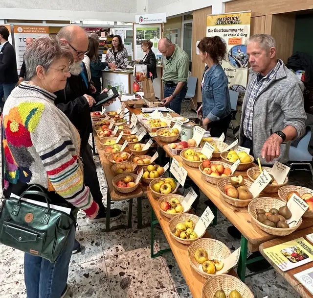Viele alte Apfelsorten konnte man am Stand von Natürlich Streuobst probieren. | Foto: Runder Tisch Klima