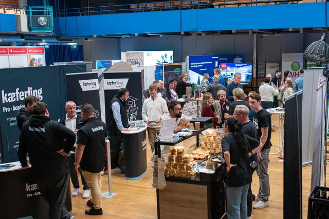 Bürgermeister Dirk Breuer eröffnete den Hürther Wirtschaftstag, der unter dem Motto „SmartVernetzt“ im Bürgerhaus stattfand. Rund 50 Unternehmen und Institutionen präsentierten sich auf der Ausstellerfläche im Römersaal.  | Foto: Stadt Hürth/Giuseppe Piliero