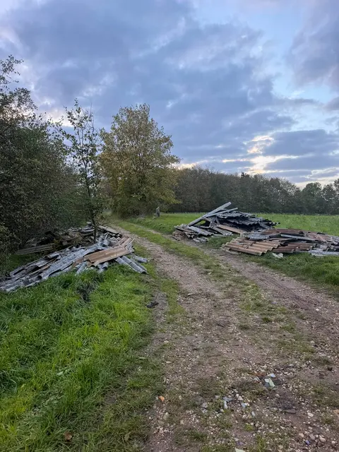 Größtenteils handelt es sich um asbesthaltige Faserzementplatten, die illegal entsorgt wurden. | Foto: Stadt Erftstadt