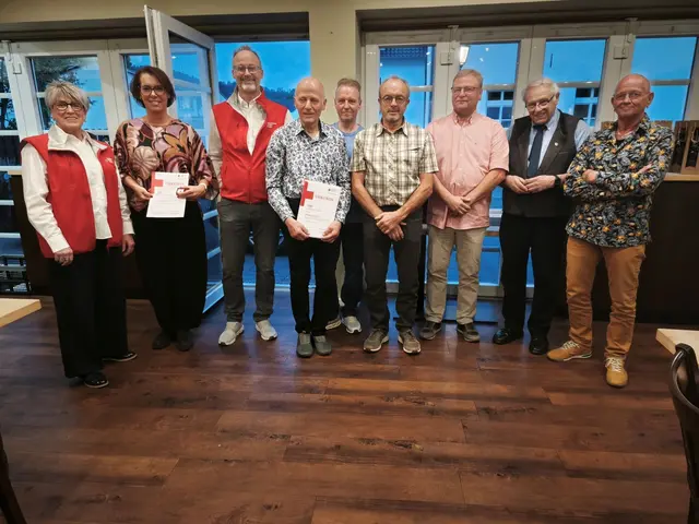 Treue Blutspenderinnen und Spender standen bei der Feierstunde des DRK-Ortsvereins Mechernich in der Kommerner Gaststätte Stollen im Mittelpunkt. Für ihre langjährige Treue zur Blutspende wurden sie mit Urkunden, Ehrennadeln und Präsenten ausgezeichnet.  | Foto: Kerstin Rottland/pp