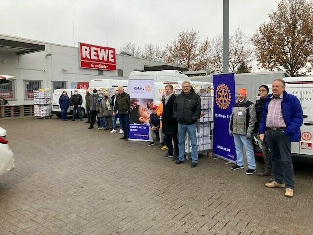 Die Rotarier übergaben auf dem Gelände von Rewe Grundhöfer in Elsdorf circa 3.500 Lebensmittel-Artikel im Wert von rund 3.000 Euro. | Foto: Gerhard Schmidt