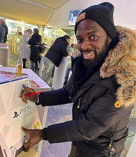 Der frühere Fußballprofi Hans Sarpei war als Teilhaber einer Orthopädiefirma ebenfalls einer der Fortuna-Köln-Sponsoren, die an der Beschaffung der Spielkonsole für einen 18jährigen Leukämiepatienten mitwirkten.  | Foto: Kautz/pp/Agentur ProfiPress