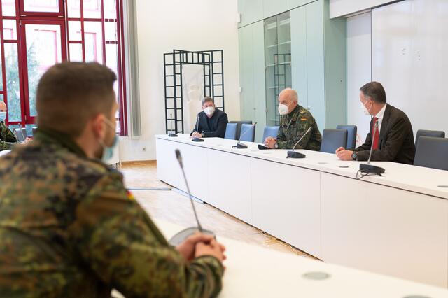 Generalleutnant Jürgen Weigt nutzte seinen Besuch im Kreishaus für eine kurze Ansprache an die Soldatinnen und Soldaten, die den Krisenstab hier Seit Anfang Dezember bei der Kontaktverfolgung von Corona-Infizierten unterstützen.  | Foto: Pressestelle Kreis