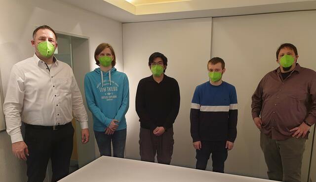 Geschäftsführer und Ausbilder Mark Krake, Paul Jakob Seidenstücker, Manh Hung Nguyen Vuong, Mario Klumm und Geschäftsführer Norbert Wessel.  | Foto: IHK