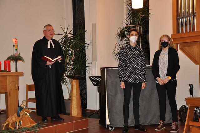 Frische Ideen und neuer Schwung: Pfarrer Eckhart Altemüller führte die beiden Jungpresbyter Fenja Heimann und Kilian Wagner in der Evangelischen Markuskirche offiziell in ihre Ämter ein.