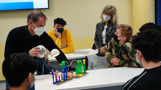 Fasziniert schauten die Schüler der Europaschule sowie Stadtwerke-Geschäftsführerin Andrea Vogt dem Umweltpädagogen Dr. Markus Phlippen bei Experimenten mit einem PV-Exponat zu. | Foto: Stadtwerke Troisdorf