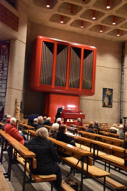 Die klangliche Vielfalt der roten Orgel begeisterte die Gäste ebenso wie die Erläuterungen durch die „Kirchenmaus“.  | Foto: Christel Franke