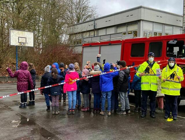 Die Verkehrssicherheitsberater der Polizei ermöglichten den Brühler Grundschülern den Blickwinkel eines Lastkraftwagenfahrers.