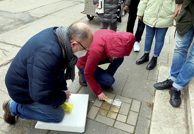 Insgesamt 15 freiwillige Helfer haben am Donnerstag, 27. Januar, alle „Stolpersteine“ zur Erinnerung an die vom NS deportierten und ermordeten Menschen in der Euskirchener Innenstadt gereinigt. Anlass war die Befreiung des Konzentrationslagers „Auschwitz“ 77 Jahre zuvor.
  | Foto: Kevin Löhr/DRK/pp/Agentur ProfiPress