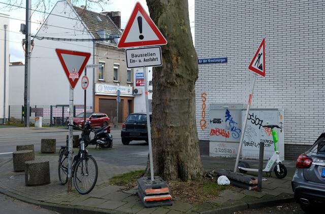 Neue Stadtserviceteams sollen zurückgelassene Schilder einsammeln.  | Foto: Schriefer