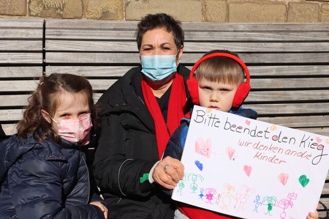 Sie hatten ein selbst gestaltetes Plakat dabei: Conny Engelberth und ihre Enkel Emma (7) und Mino (4)                             | Foto: Michael Kupper