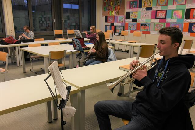 Blasinstrumentalisten proben aktuell beim Jugendorchester Wachtberg mit Leiter Leo Zimmer zunächst getrennt von den Streichern, die im Nachbarraum von Streicherdozent Simon Wangen das passende Zusammenspiel erlernen.  | Foto: AS