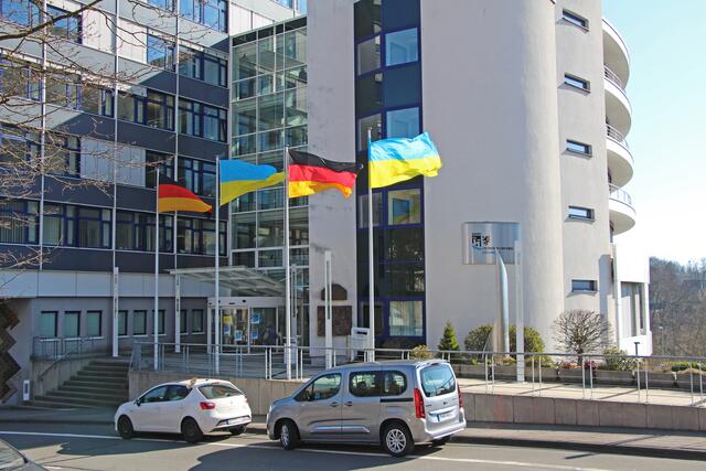 Vor dem Kreishaus wehen als Zeichen der Solidarität die ukrainische und die deutsche Nationalflagge.  | Foto: OBK