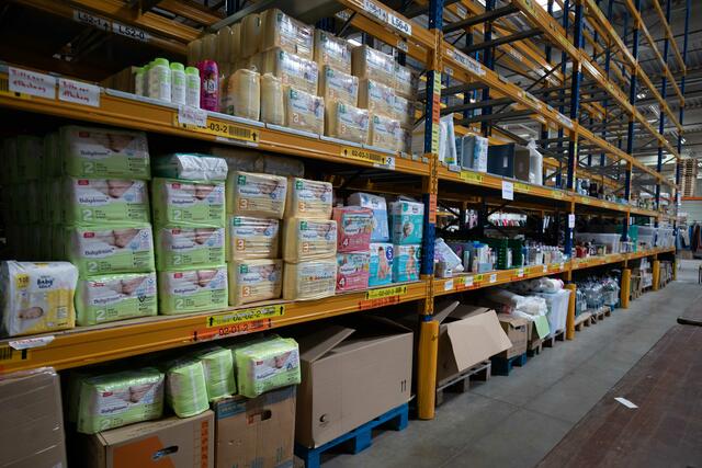 Das Spendenlager in der Buschstraße 13: Als Spende willkommen sind weiterhin Verbandsmittel, Medikamente und Lebensmittel in kleinen Portionen, die den Flüchtenden ohne den Aufwand einer Zubereitung schnell Energie geben.  | Foto: prl