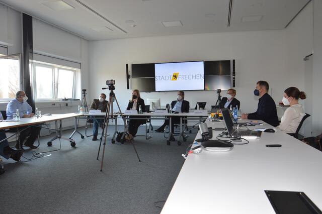 Im Besprechungsraum der Feuerwehr sprachen Fachdienstleiter Georg Becker, Bürgermeisterin Susanne Stupp, Kämmerer Dr. Patrick Lehmann und der Technische Beigeordnete Robert Lehmann mit Pressevertretern über die aktuelle Lage zur Unterbringung von bis zu 600 Kriegsvertriebenen aus der Ukraine.  | Foto: Lars Kindermann