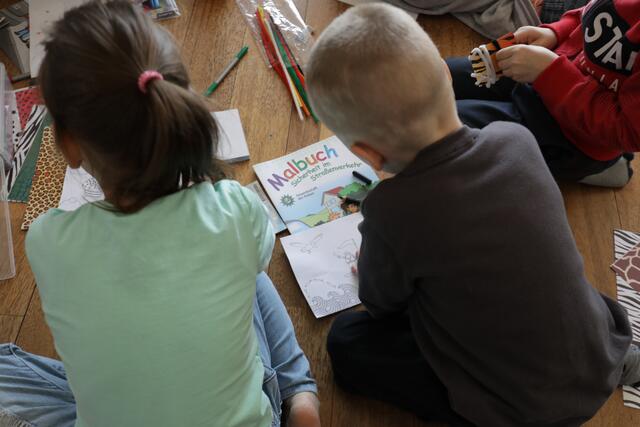 In einer improvisierten Spielecke im Spiegelsaal des Meckenheimer Sportvereins lernen sich geflüchtete ukrainische Kinder beim gemeinsamen Spielen und Basteln kennen.  | Foto: prl